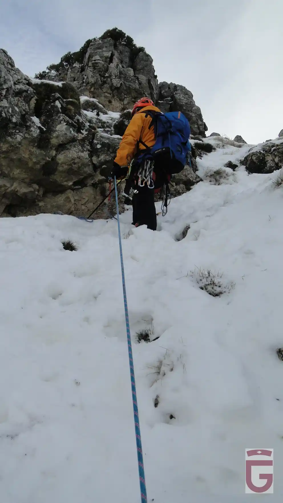 Asegurando al segundo de cuerda en el primer resalte del Corredor Himalaya