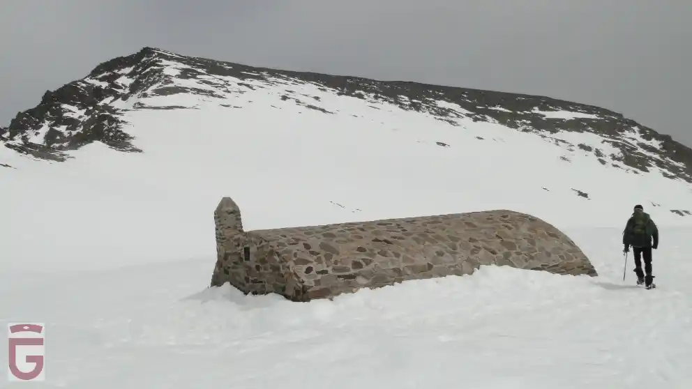 Refugio-vivac de La Caldera (punto 6),situado a los pies de la vertiente oeste del Mulhacén