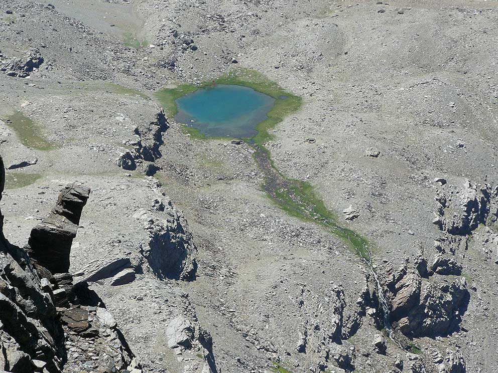 La Laguna de la Mosca, y su chorrera, vistas desde la cima de la Alcazaba