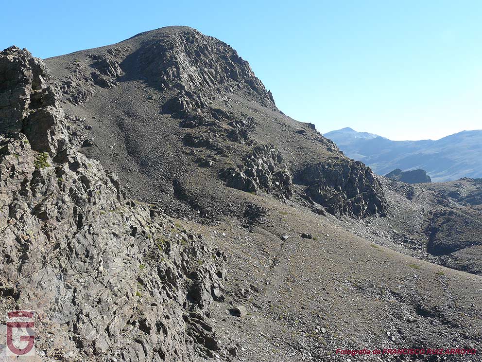 Cara Sur del Cerro del Caballo, vista durante la subida al mismo desde el sanatorio inacabado (punto 41). Aljibe destinado a servir al sanatorio y situado en la Hoya del Zorro. 