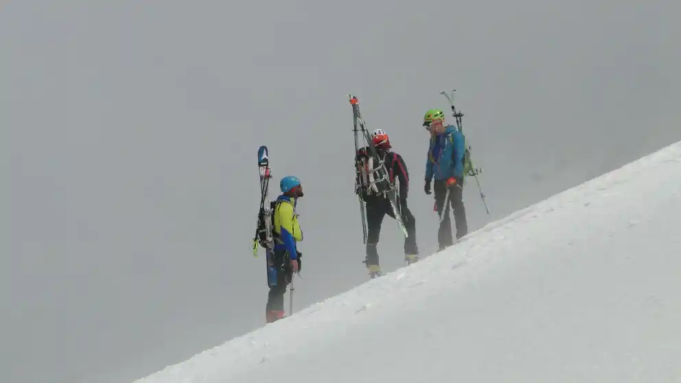Esquiadores de montaña en las inmediaciones del Refugio Elorrieta (punto 4)