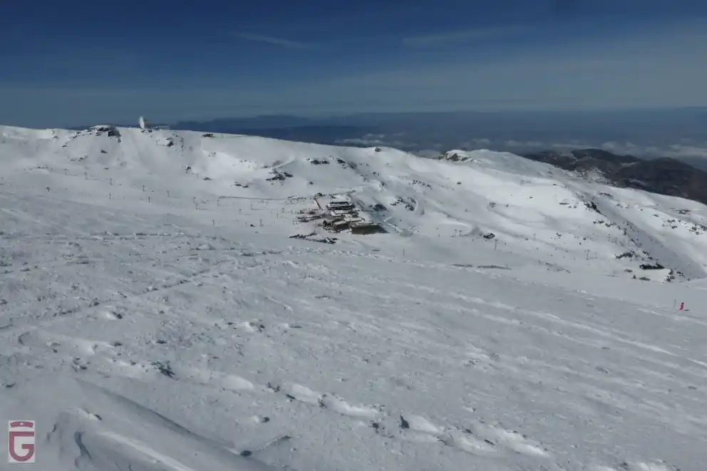 La estación de esquí (Borreguiles) vista desde Cauchiles