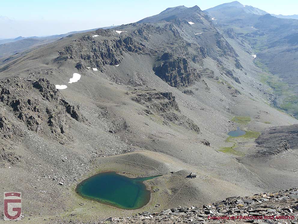 Cuerda Alta y Alto Valle de Lanjarón, vistos desde el Cerro del Caballo (punto 42). Laguna y del Refugio-vivac del Caballo (puntos 39 y 40)a nuestros pies 