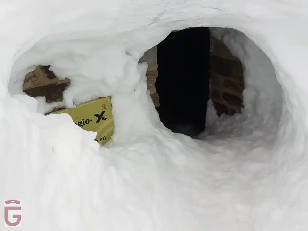 La entrada al refugio-vivac de La Carihuela (punto 2), completamente cubierto de nieve 