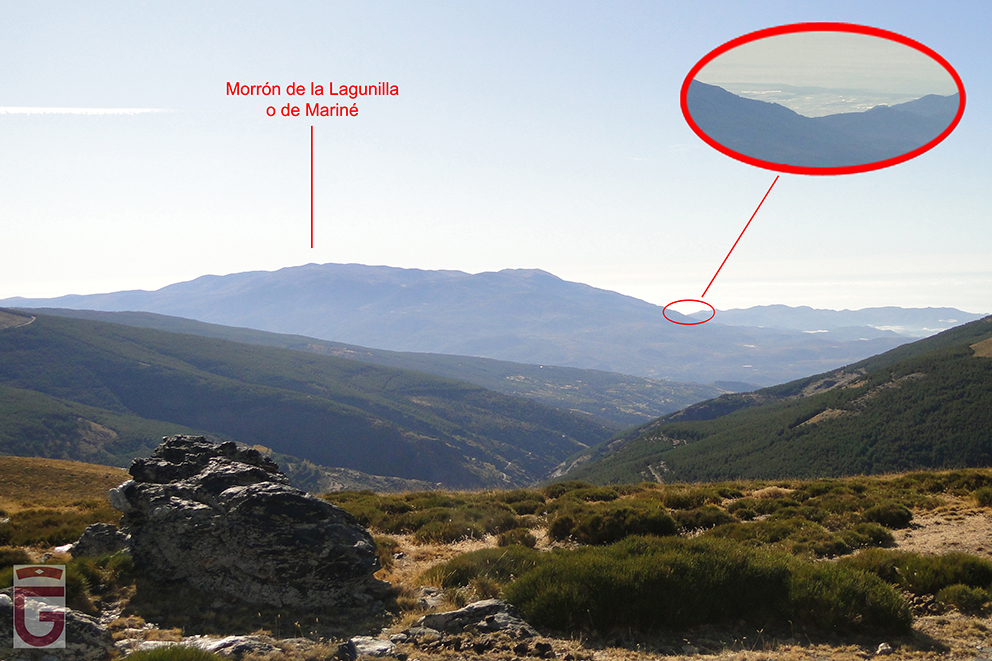 Vistas hacia la izquierda. La Sierra de Gádor (Morrón de la Lagunilla o de Mariné, con sus 2.247 m.) y el Campo de Dalías (invernaderos)