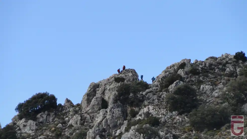 Intrépidos montañeros en la cresta cimera de Los Castillejos