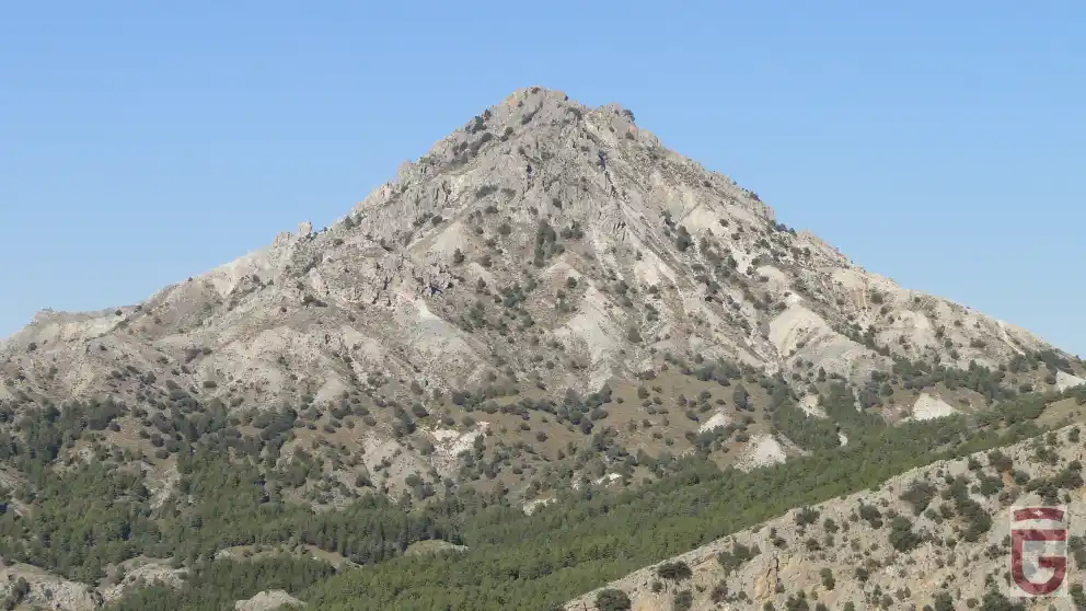 El Trevenque, “rey de la media montaña”, visto desde el Collado del Pino