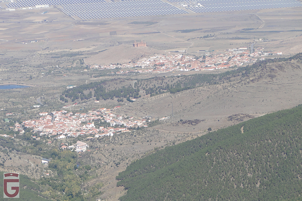 Los pueblos de Aldeire (en primer término) y de La Calahorra (detrás), vistos abajo, en el descenso desde el collado
