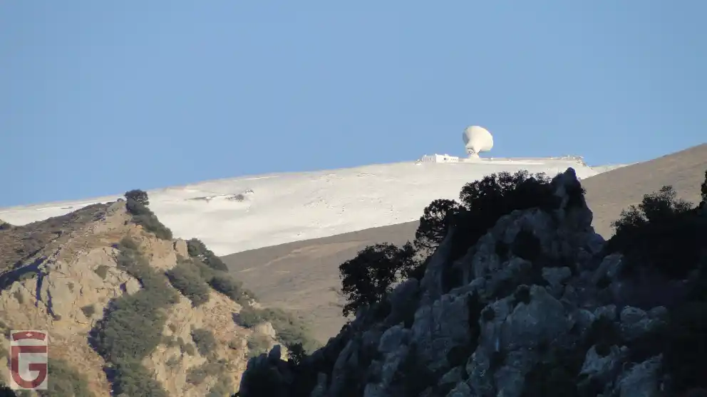 Observatorio de Sierra Nevada (IAA-CSIC) sobre la Loma de Dílar