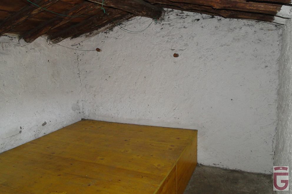 Habitación con litera baja del Refugio-vivac Las Chorreras
