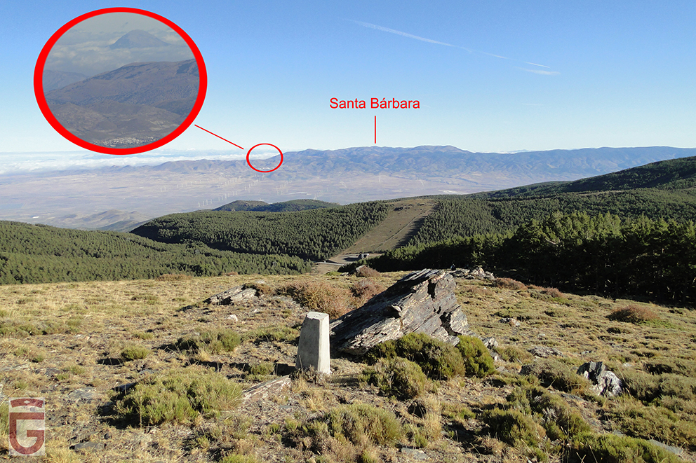 Mirada atrás. La Sierra de Baza (Santa Bárbara, 2.269 m.) y, al fondo, La Sagra (2.381 m.), emergiendo entre las nubes sobre la pedanía de Charches