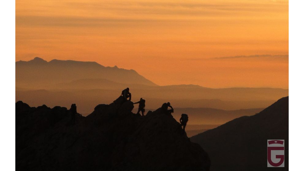 Miembros del C.A.L. Treparriscos sobre la cresta de La Sagra Chica, al atardecer.
Al fondo, Sierra Mágina